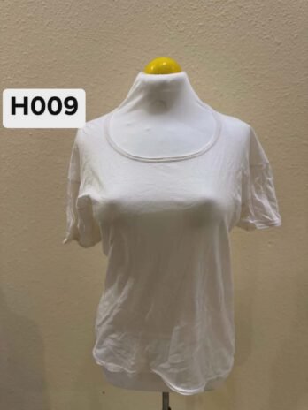 H009: Medium Essential Comfort Soft White Loose Fit Everyday Tee